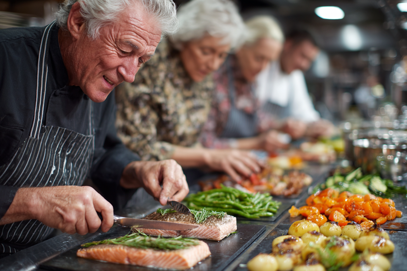 Основател на BrightPoint House практикува йога